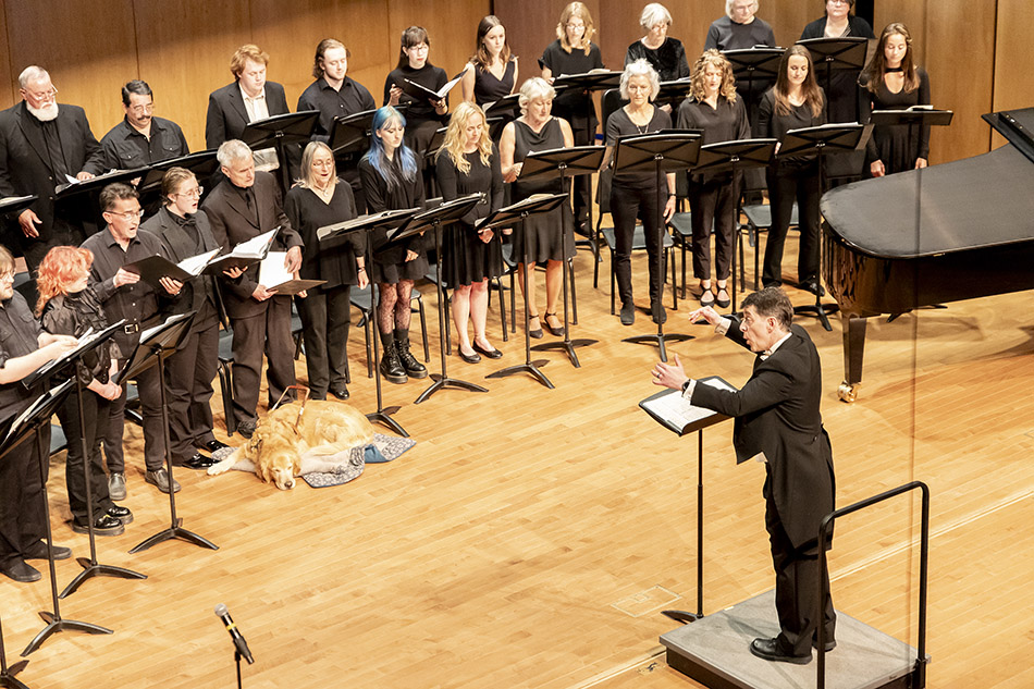 Photo of the Sheridan College Collegiate Choir performing with Dr. Robert Psurny directing.