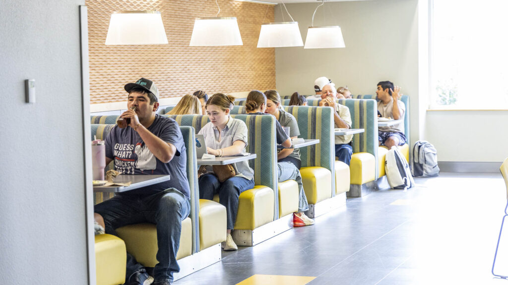 Students eating lunch in the Griffith Dining Commons at Sheridan College